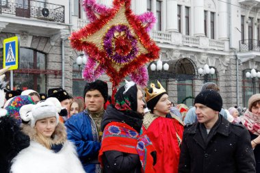Kharkiv, Ukrayna - 13 Ocak 2018 - katılımcıların geleneksel Noel, Verteps Parade (doğuş sahne), Noel yıldız, şarkı şarkıları. Poz ve gülümseyen karnaval kıyafetleri giyen insanlar. Kış açık görüntü.