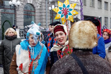 Kharkiv, Ukrayna - 13 Ocak 2018 - katılımcıların geleneksel Noel, Verteps Parade (doğuş sahne), Noel yıldız, şarkı şarkıları. Poz ve gülümseyen karnaval kıyafetleri giyen insanlar. Kış açık görüntü.