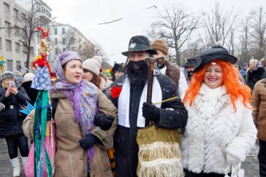 Kharkiv, Ukrayna - 13 Ocak 2018 - katılımcıların geleneksel Noel, Verteps Parade (doğuş sahne), Noel yıldız, şarkı şarkıları. Poz ve gülümseyen karnaval kıyafetleri giyen insanlar. Kış açık görüntü.