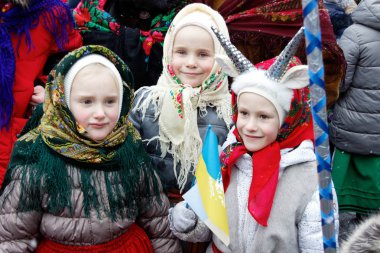 Kharkiv, Ukrayna - 13 Ocak 2018 - katılımcıların geleneksel Noel, Verteps Parade (doğuş sahne), Noel yıldız, şarkı şarkıları. Poz ve gülümseyen karnaval kıyafetleri giyen insanlar. Kış açık görüntü.