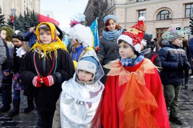 Kharkiv, Ukrayna - 13 Ocak 2018 - katılımcıların geleneksel Noel, Verteps Parade (doğuş sahne), Noel yıldız, şarkı şarkıları. Poz ve gülümseyen karnaval kıyafetleri giyen insanlar. Kış açık görüntü.