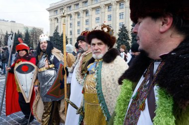 Kharkiv, Ukrayna - 13 Ocak 2018 - katılımcıların geleneksel Noel, Verteps Parade (doğuş sahne), Noel yıldız, şarkı şarkıları. Poz ve gülümseyen karnaval kıyafetleri giyen insanlar. Kış açık görüntü.