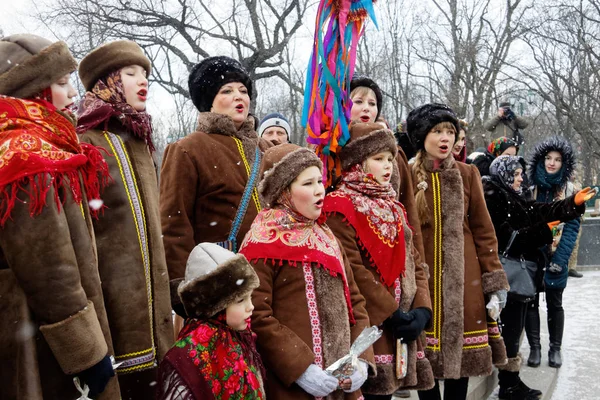 Kharkiv, Ukrayna - 13 Ocak 2018 - katılımcıların geleneksel Noel, Verteps Parade (doğuş sahne), Noel yıldız, şarkı şarkıları. Poz ve gülümseyen karnaval kıyafetleri giyen insanlar. Kış açık görüntü.