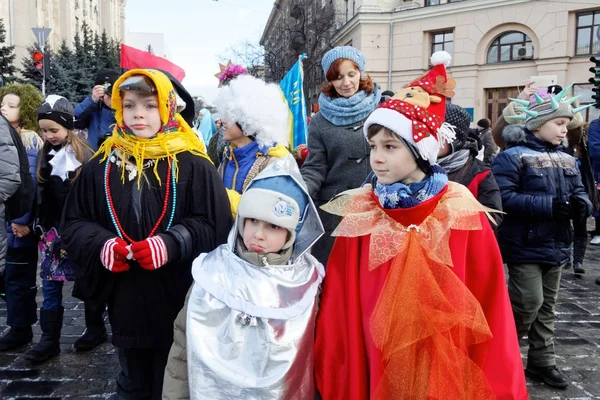 Kharkiv, Ukrayna - 13 Ocak 2018 - katılımcıların geleneksel Noel, Verteps Parade (doğuş sahne), Noel yıldız, şarkı şarkıları. Poz ve gülümseyen karnaval kıyafetleri giyen insanlar. Kış açık görüntü.