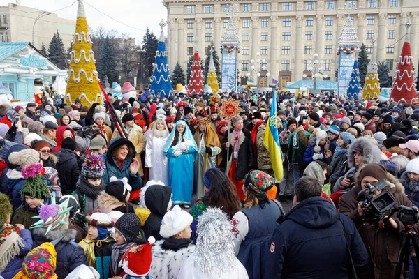 Kharkiv, Ukrayna - 13 Ocak 2018 - katılımcıların geleneksel Noel, Verteps Parade (doğuş sahne), Noel yıldız, şarkı şarkıları. Poz ve gülümseyen karnaval kıyafetleri giyen insanlar. Kış açık görüntü.