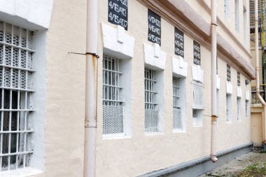 Dışarıdan bina hapishane bir bakış. Windows üzerinde metal kafes