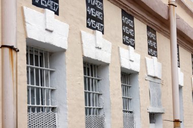 Dışarıdan bina hapishane bir bakış. Windows üzerinde metal kafes