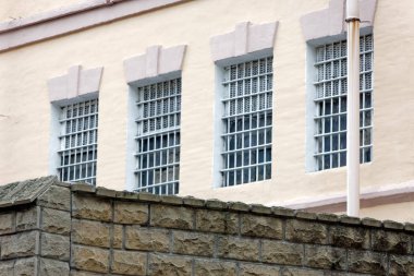 Dışarıdan bina hapishane bir bakış. Windows üzerinde metal kafes