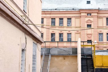 Kharkiv, Ukrayna - 26 Ekim 2017: Binalar Kharkiv cezaevi tesis toprakları üzerinde