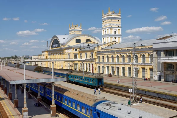 日当たりの良い夏の日にハリコフ ウクライナ 2017 鉄道駅 Kharkv — ストック写真