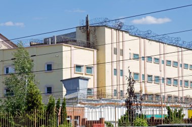 Kharkiv, Ukrayna - 26 Ekim 2017: Duvar ve Binalar Kharkiv cezaevi tesis topraklarında. Dış görünüm 