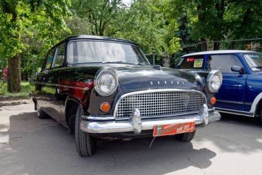 Kharkiv, Ukrayna - 28 Mayıs 2017: Retro Araba siyah Ford Konsül Mark II 1957 yılında üretilen 2017 Kharkiv, Ukrayna üzerinde 28 Mayıs 2017 yılında vintage arabalar Kharkiv Retro ralli - Festivali'nde sunulan