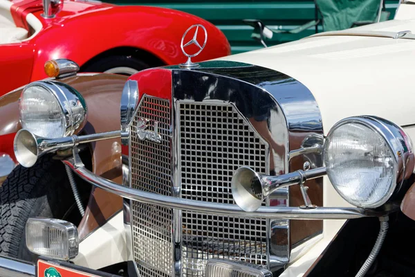 Kharkiv, Ukrayna - 28 Mayıs 2017: retro araba Mercedes-Benz imal edilmiş in1926 vintage arabalar Kharkiv Retro ralli - Festivali'nde 2017 Kharkiv, Ukrayna üzerinde 28 Mayıs 2017 yılında sunulan ceylan kapat