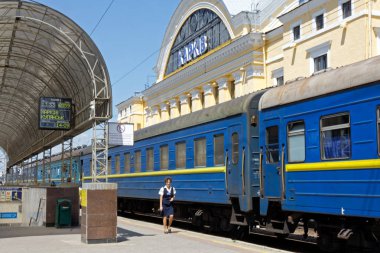 Kharkiv, Ukrayna - 5 Haziran 2017: Treni yakınında bir güneşli yaz gününde Kharkiv yolcu tren istasyonu platformu
