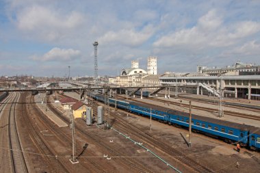 Kharkiv, Ukrayna - 23 Mart 2012: Kharkiv yolcu tren istasyonu gün güneşli yaz Kharkiv, Ukrayna