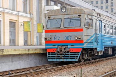 Kharkiv, Ukrayna - 25 Mart 2012: Yolcu treni yakınında Kharkiv yolcu tren istasyonu platformu. Yolcu tren hatları. Ukrzaliznytsia binek antrenörler.