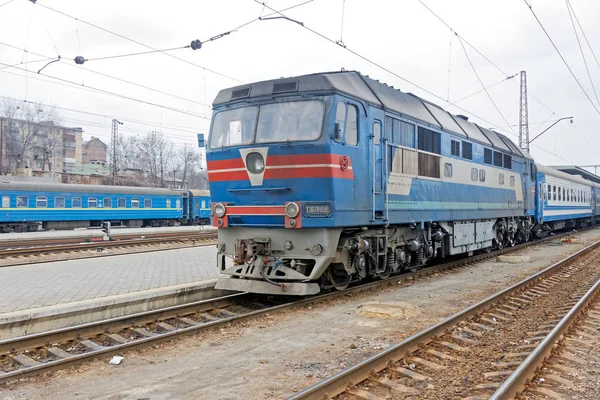 Kharkiv Ucrânia Março 2012 Comboio Passageiros Perto Plataforma Estação Ferroviária — Fotografia de Stock