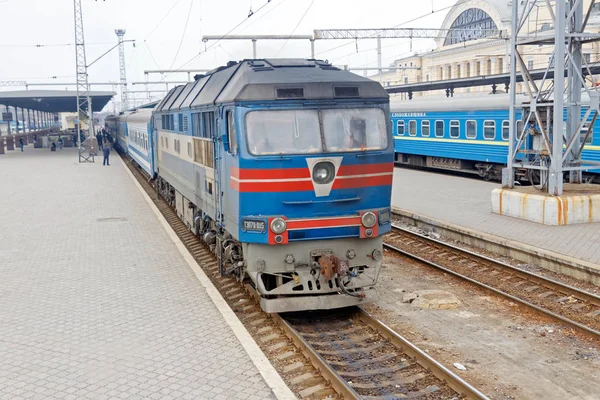 Kharkiv Ucrania Marzo 2012 Tren Pasajeros Cerca Plataforma Estación Tren — Foto de Stock