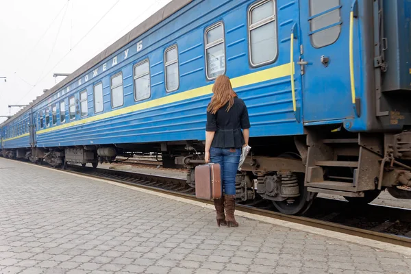 Kharkiv Ukraine Mars 2012 Une Belle Fille Avec Une Valise — Photo