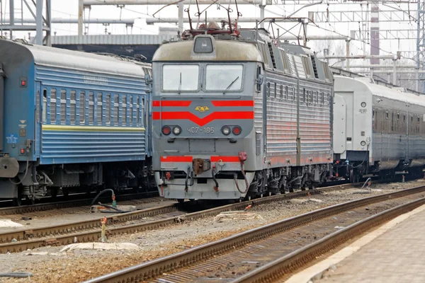 Kharkiv Ucrania Marzo 2012 Tren Pasajeros Ferrocarril Estación Tren Pasajeros — Foto de Stock