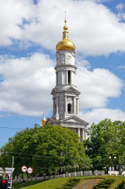 çan kulesinin varsayım Katedrali (1844) içinde güneşli bir günde kharkiv, Ukrayna