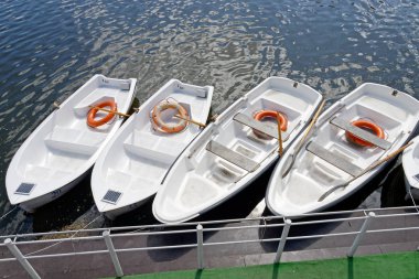 Kharkiv, Ukrayna - 3 Mayıs 2016: Nehri üzerinde tekne hazır Kiralık güneşli yaz günü Kharkiv, Ukrayna