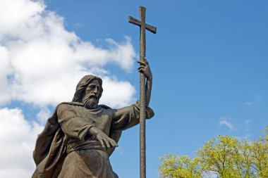 Kharkiv, Ukrayna - 3 Mayıs 2016: Kutsal havari Andrew ilk adlı Kharkiv, Ukrayna nehre çıkabilir şehir Park'ta Anıtı