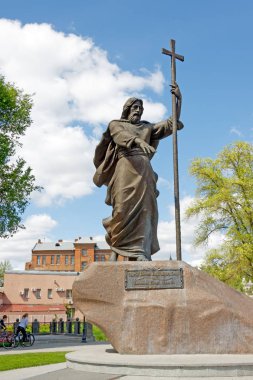 Kharkiv, Ukrayna - 3 Mayıs 2016: Kutsal havari Andrew ilk adlı Kharkiv, Ukrayna nehre çıkabilir şehir Park'ta Anıtı
