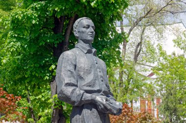 Kharkiv, Ukrayna - 3 Mayıs 2016: Filozof ve şair Hryhorii Skovoroda (1722-1794) Kharkiv, Ukrayna Dormition Cathedral yakınındaki meydanda Anıtı