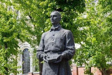 Kharkiv, Ukrayna - 3 Mayıs 2016: Filozof ve şair Hryhorii Skovoroda (1722-1794) Kharkiv, Ukrayna Dormition Cathedral yakınındaki meydanda Anıtı