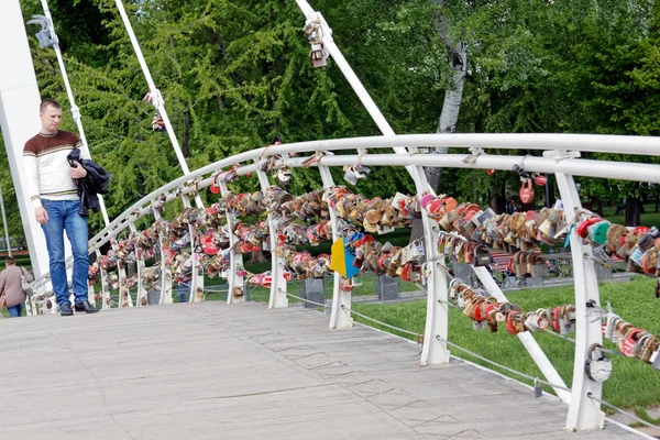 Charków Ukraina Maja 2016 Ślub Kłódki Moście Nad Rzeką Słoneczny — Zdjęcie stockowe
