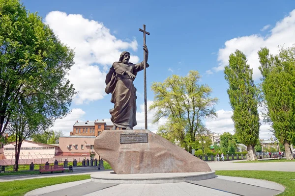 Kharkiv, Ukrayna - 3 Mayıs 2016: Kutsal havari Andrew ilk adlı Kharkiv, Ukrayna nehre çıkabilir şehir Park'ta Anıtı