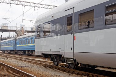 Kharkiv, Ukrayna - 23 Mart 2012: Demiryolları yolcu treni Kharkiv yolcu tren istasyonunda. Yolcu tren hatları. Ukrzaliznytsia binek antrenörler. 