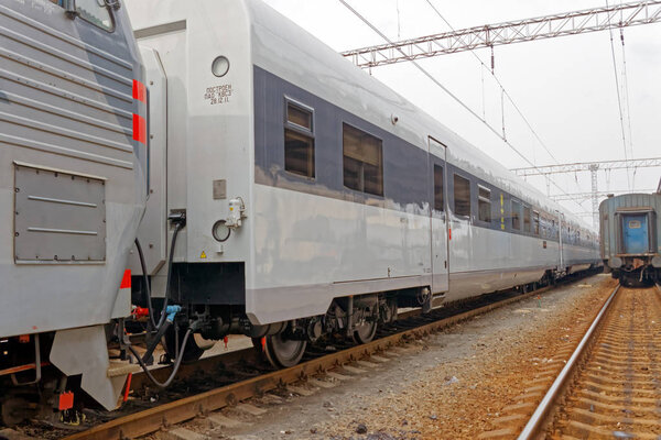 Харьков, Украина - 23 марта 2012 года: Железнодорожный пассажирский поезд на Харьковском пассажирском вокзале. Пассажирские поезда. Пассажирские вагоны Укрзализницы
. 