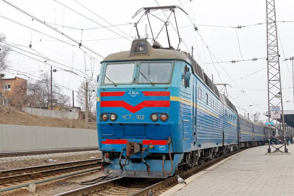 Kharkiv Ucrânia Março 2012 Comboio Passageiros Perto Plataforma Estação Ferroviária — Fotografia de Stock