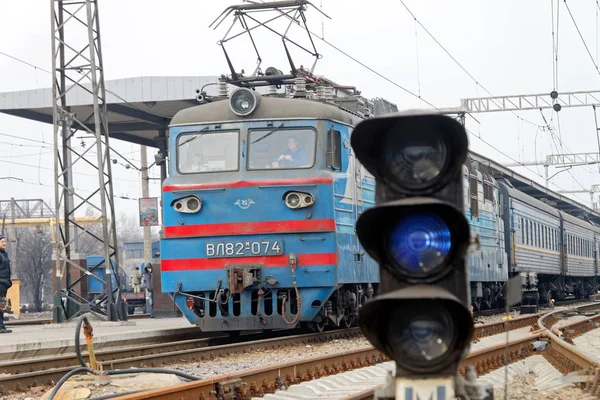 Kharkiv Ucrânia Março 2012 Comboio Passageiros Perto Plataforma Estação Ferroviária — Fotografia de Stock