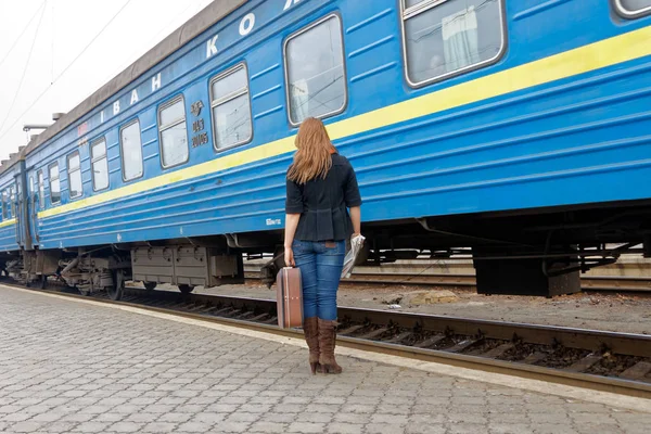 Kharkiv Ukraine Mars 2012 Une Belle Fille Avec Une Valise — Photo