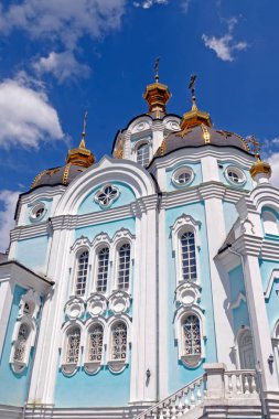 Ortodoks Tapınağı saint Alexander city kharkiv (Ukrayna) içinde. Mavi gökyüzü arka plan parlak güneşli yaz gününde Tapınağı.