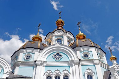 Ortodoks Tapınağı saint Alexander city kharkiv (Ukrayna) içinde. Mavi gökyüzü arka plan parlak güneşli yaz gününde Tapınağı.