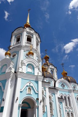 Ortodoks Tapınağı saint Alexander city kharkiv (Ukrayna) içinde. Mavi gökyüzü arka plan parlak güneşli yaz gününde Tapınağı.