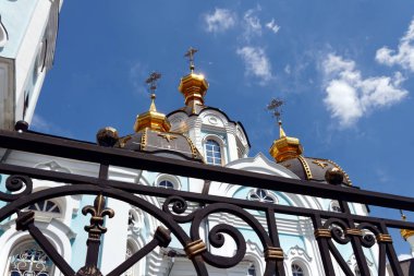 Ortodoks Tapınağı saint Alexander city kharkiv (Ukrayna) içinde. Mavi gökyüzü arka plan parlak güneşli yaz gününde Tapınağı.