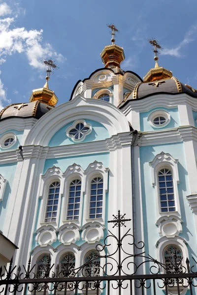 正统寺庙的圣亚历山大在哈尔科夫市 乌克兰 在蓝色天空背景明亮阳光明媚的夏日寺 — 图库照片