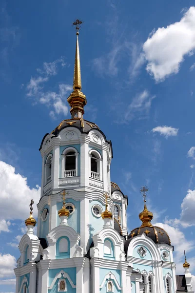 正统寺庙的圣亚历山大在哈尔科夫市 乌克兰 在蓝色天空背景明亮阳光明媚的夏日寺 — 图库照片