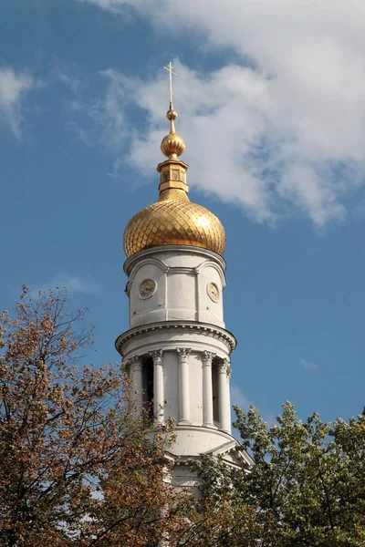 ハリコフ ウクライナで 1844 に晴れた日聖母被昇天大聖堂の鐘楼 — ストック写真