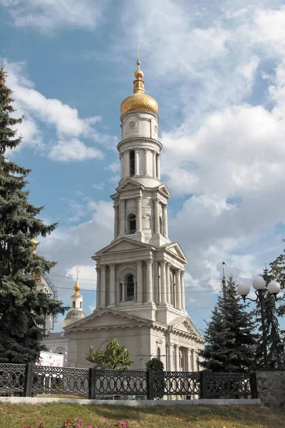 ハリコフ ウクライナで 1844 に晴れた日聖母被昇天大聖堂の鐘楼 — ストック写真