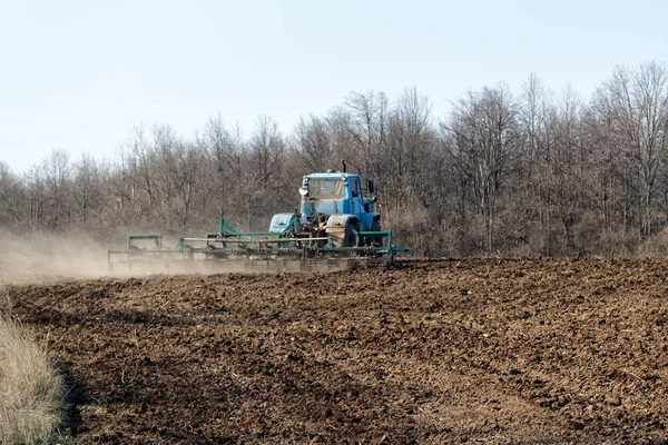 Trattore Preparazione Terreno Con Seminativo Tramonto Primaverile Campo Agricolo — Foto Stock