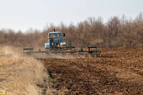 Tracteur Préparant Terre Avec Cultivateur Lit Semence Coucher Soleil Printemps — Photo