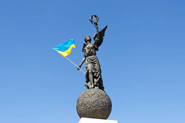Ukrayna onuruna anıt bayrak bahar ile yaz günü Anayasa, kare Kharkiv, Ukrayna
