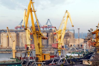 Odessa 'da gemi yükleme ve boşaltma için deniz limanı.