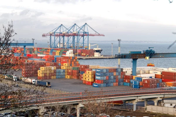 Odessa 'da gemi yükleme ve boşaltma için deniz limanı.